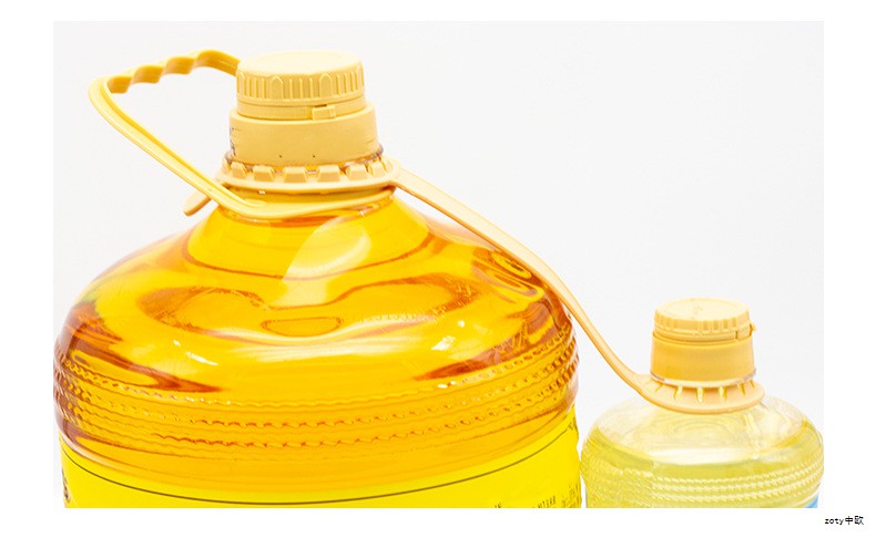 Dieline Awards 公布年度获奖名单,食品饮料包装设计领域涌现出一批兼具创意与可持续性的佳作。评审从创意性、市场可行性、创新性、执行力和品牌化等五个维度进行综合评估,经过两轮严格筛选。今年参赛覆盖26个地区,作品数量近千六百件。趋势聚焦无塑材料的应用、以人为本的设计叙事,以及对包装系统的整合思考,为行业发展提供了重要参照。 Dieline Awards 公布年度获奖名单,食品饮料包装设计领域涌现出一批兼具创意与可持续性的佳作。评审从创意性、市场可行性、创新性、执行力和品牌化等五个维度进行综合评估,经过两轮严格筛选。今年参赛覆盖26个地区,作品数量近千六百件。趋势聚焦无塑材料的应用、以人为本的设计叙事,以及对包装系统的整合思考,为行业发展提供了重要参照。