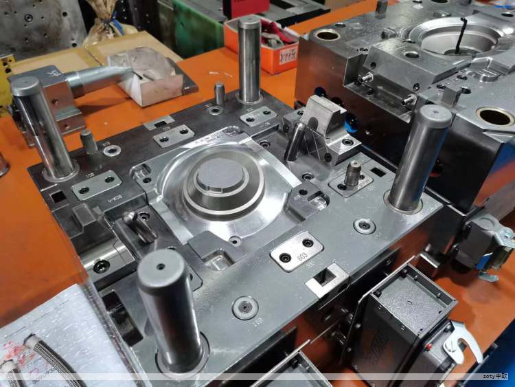 在塑料改性工厂的研发环境中,技术人员发现新生产出的色母粒容易出现颜料团聚,表面出现色斑,导致客户投诉不断。引入凯密泰克EBS分散剂后,同一配方下重新生产的色母粒颜料分散度显著提升,合格率重新回到95%以上。这种粉末背后到底藏着怎样的机理? 在塑料改性工厂的研发环境中,技术人员发现新生产出的色母粒容易出现颜料团聚,表面出现色斑,导致客户投诉不断。引入凯密泰克EBS分散剂后,同一配方下重新生产的色母粒颜料分散度显著提升,合格率重新回到95%以上。这种粉末背后到底藏着怎样的机理?