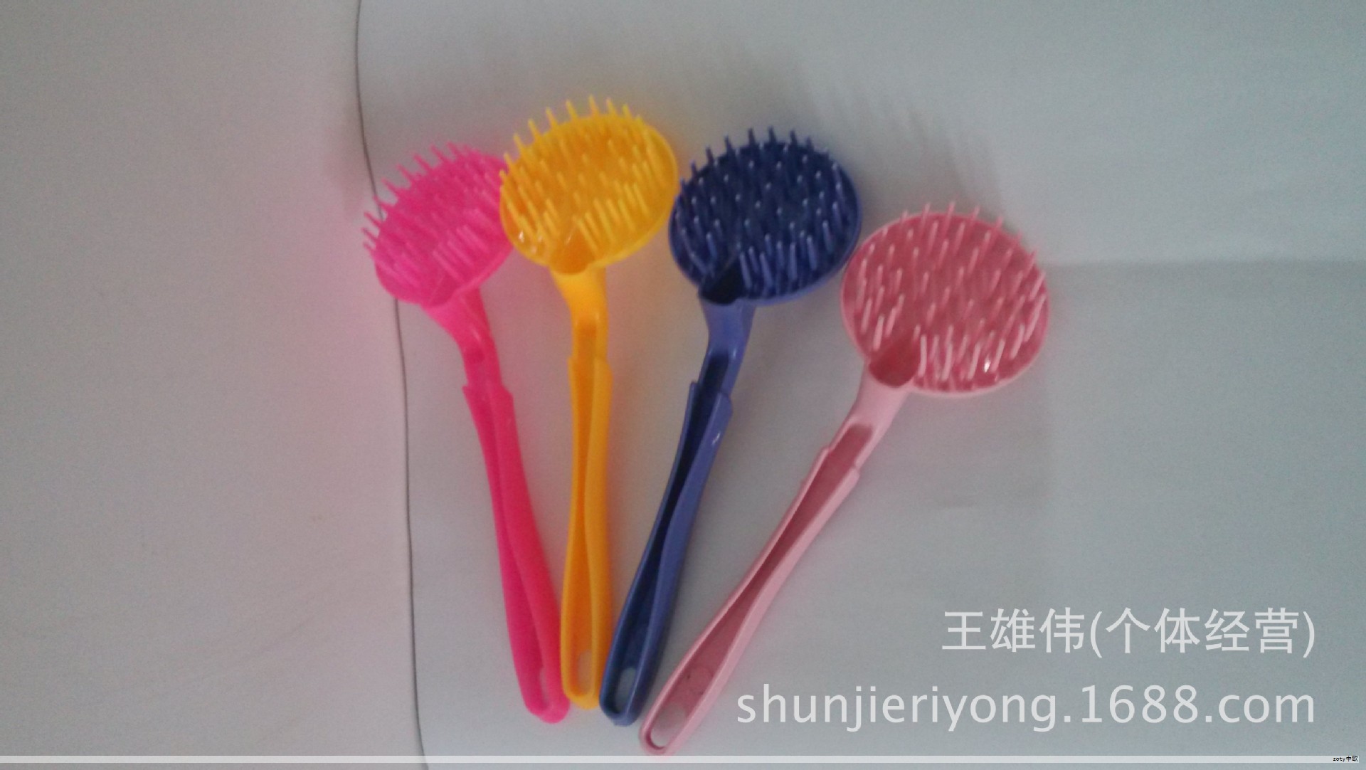 你以为日本主妇都天生会打理家务、把家里整理得井然有序?其实并非如此。曾经流传的“鱼干女”一词,用来形容那些日常生活被压缩到极致、一切都像干货般规整的家庭主妇。要让家变得整洁,靠的并非天赋,而是一整套实用的收纳工具与清洁窍门。下面整理出8位在Ins圈子里影响力颇高的日本网红主妇,他们用的收纳笔记和用具,值得借鉴升级你家的整理方法。 你以为日本主妇都天生会打理家务、把家里整理得井然有序?其实并非如此。曾经流传的“鱼干女”一词,用来形容那些日常生活被压缩到极致、一切都像干货般规整的家庭主妇。要让家变得整洁,靠的并非天赋,而是一整套实用的收纳工具与清洁窍门。下面整理出8位在Ins圈子里影响力颇高的日本网红主妇,他们用的收纳笔记和用具,值得借鉴升级你家的整理方法。