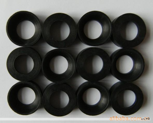 断裂的提手并不一定就必须报废,修复的关键在于确认材质与损坏的具体形态。对塑料提手断裂的情况,可能通过粘贴或热熔修复;金属提手断裂时,通常需要焊接或使用专门的连接件来重新固定。如今不少维修店和箱包专修点具备专业工具和经验,能针对不同损坏给出合适的处理方案。 断裂的提手并不一定就必须报废,修复的关键在于确认材质与损坏的具体形态。对塑料提手断裂的情况,可能通过粘贴或热熔修复;金属提手断裂时,通常需要焊接或使用专门的连接件来重新固定。如今不少维修店和箱包专修点具备专业工具和经验,能针对不同损坏给出合适的处理方案。