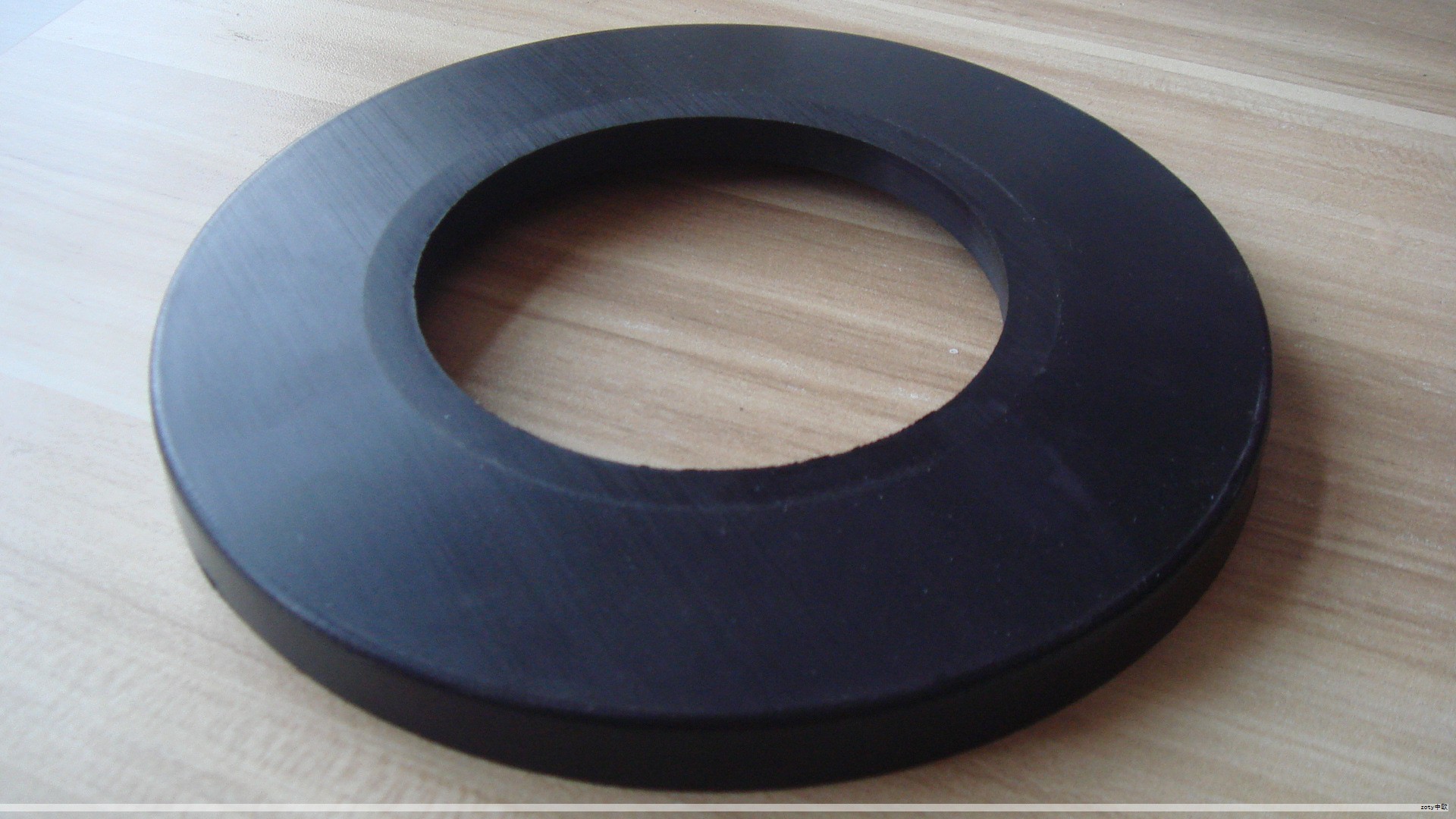 刀具的性能受多方面影响,除了刀身材质,手柄的设计和材料同样关键。下面整理常见的手柄样式及材料,分析各自的优缺点,便于选购与日常使用。 刀具的性能受多方面影响,除了刀身材质,手柄的设计和材料同样关键。下面整理常见的手柄样式及材料,分析各自的优缺点,便于选购与日常使用。