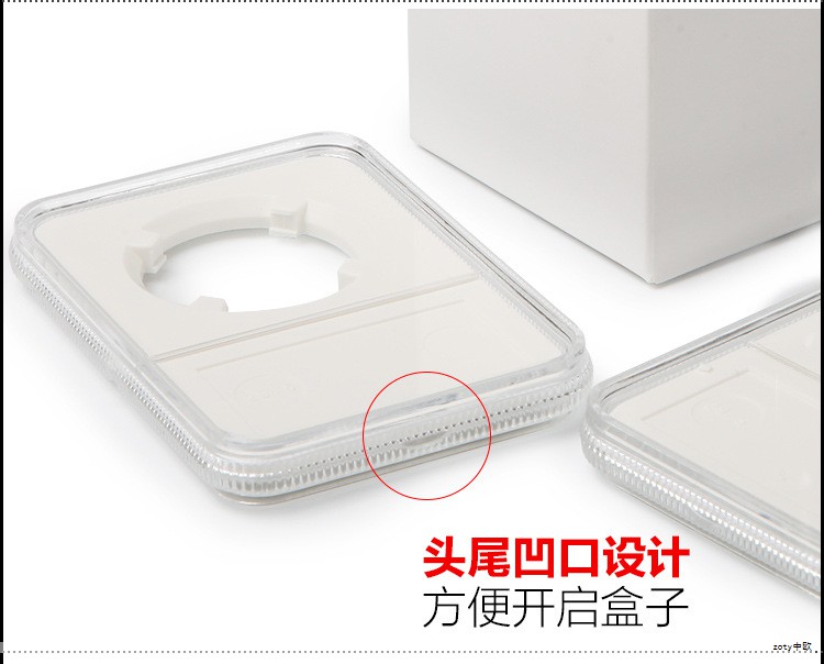 本实用新型涉及吹瓶模具领域，具体是一种适用于低压吹瓶的吹瓶模具。通过在内成形部位与内成形面之间设置与外部连通的排气槽来提升排气效果，降低高压气体消耗，从而使成型容器更贴合模具、成形更饱满，并实现节能降耗。