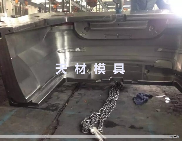 王老吉易拉罐带提手泡沫包装的全自动一片式装箱解决方案