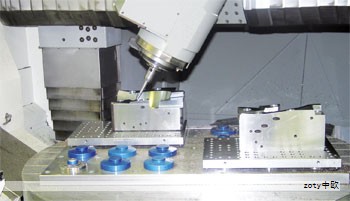 生产过程上，饮料瓶的生产通常要经过胚料注射、吹塑、贴标、灌装、封盖、二级包装、堆放、运输与上架等环节。本文聚焦于PET瓶胚吹塑的仿真分析，即以瓶胚在吹塑过程中的成型为研究对象。