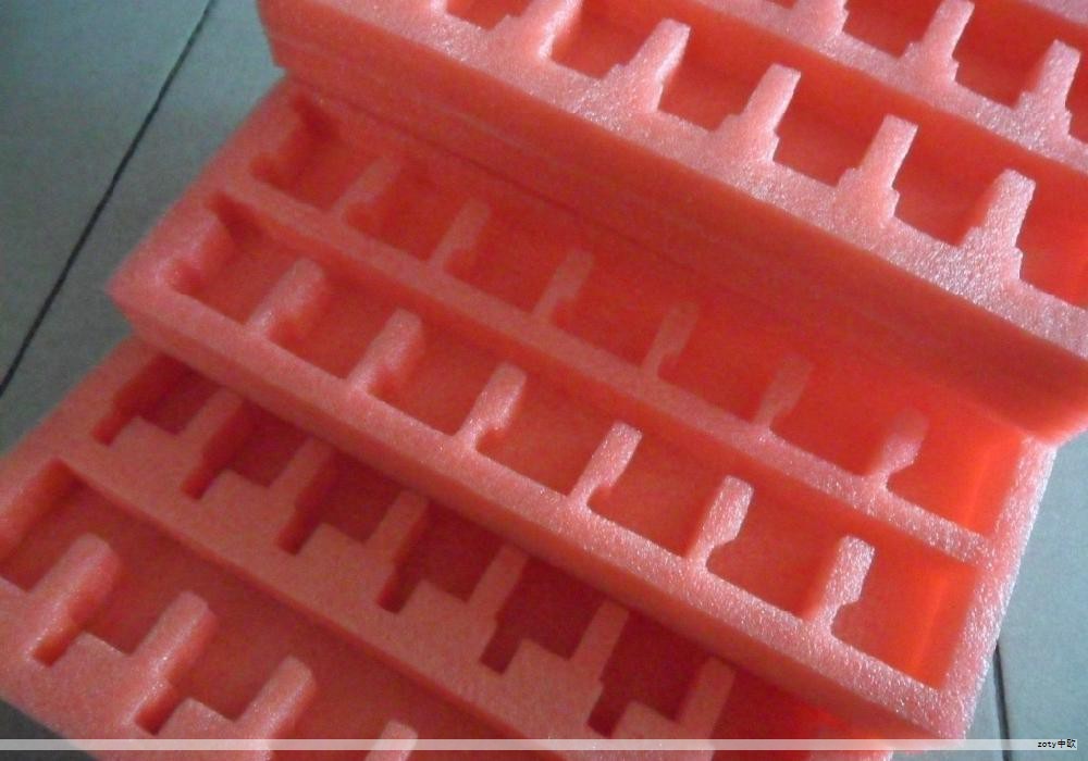 本设计提供一种用于制玻璃瓶模具的吹气头，由吹气筒与吹气管组成。吹气筒具有上下对位的端面，上端面设有中心连接孔以及环绕其周围的进气孔，瓶口槽设置在吹气筒的下端面并与连接孔连通。吹气筒的侧壁设有排气孔，进气孔与排气孔相互连通，且进气孔的孔径大于排气孔，排气孔的数量多于进气孔。吹气管设有与连接孔配合的接头，接头与连接孔相连接。