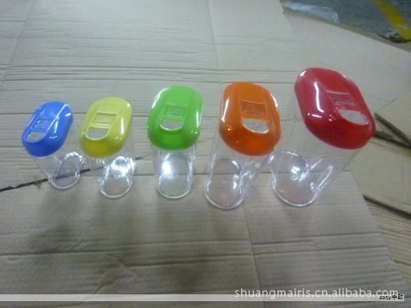 塑胶制品的生产以塑胶模具为基础工具，模具的设计制造与注塑成型、表面处理等环节共同决定成品的结构完整性与尺寸精度。高精度模具往往结构复杂、表面质量高、技术标准严苛，因此属于资金与技术密集型领域。实现高效生产需要运用高速加工、超精加工、快速成型、自动化控制等多项前沿工艺，涉及机械、金属材料、高分子材料、化工、电子电气与自动化等多学科综合能力。