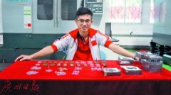 当其他选手、教练都在关注着比赛内容等情况的