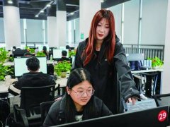 技工摩挲着刚换的数控车