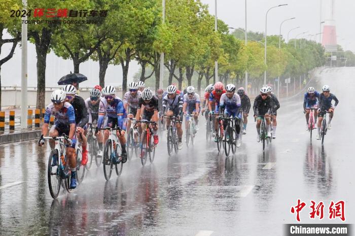 2024环三峡自行车赛在重庆万州圆满落幕，游轮转