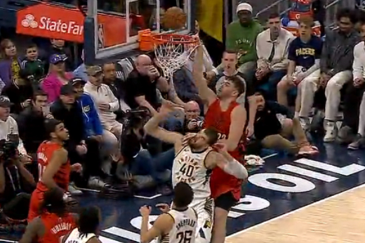 NBA常规赛突发意外：克林根挥臂击中祖巴茨额头