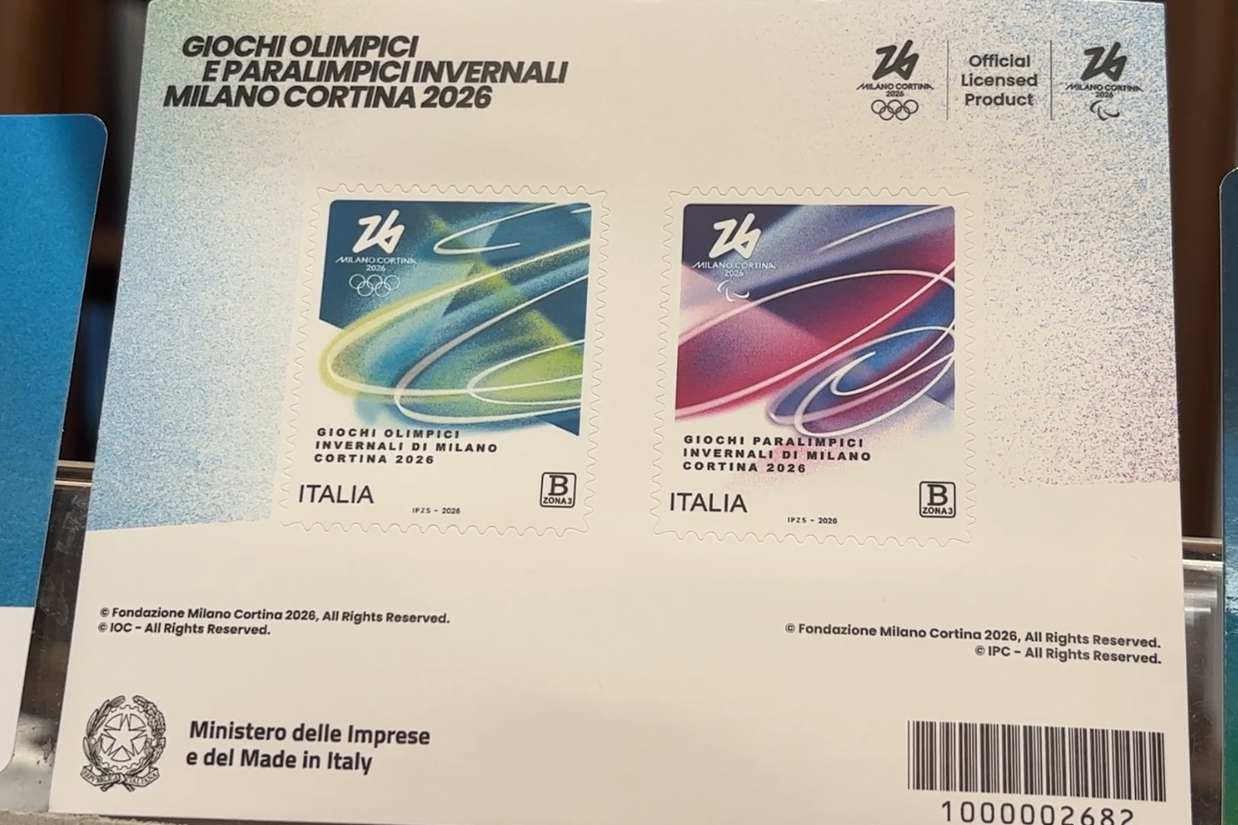 米兰民众热情抢购冬奥纪念邮票